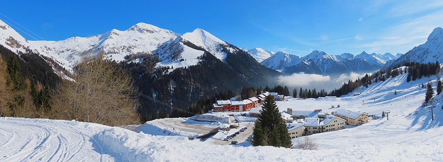 Salendo alla Baita del Camoscio, bellissima San Simone ammantata di neve e baciata dal sole! 